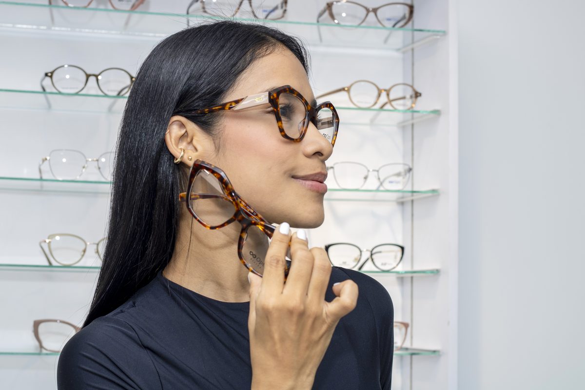 Asesoría para elegir montura frente a la exhibición de gafas