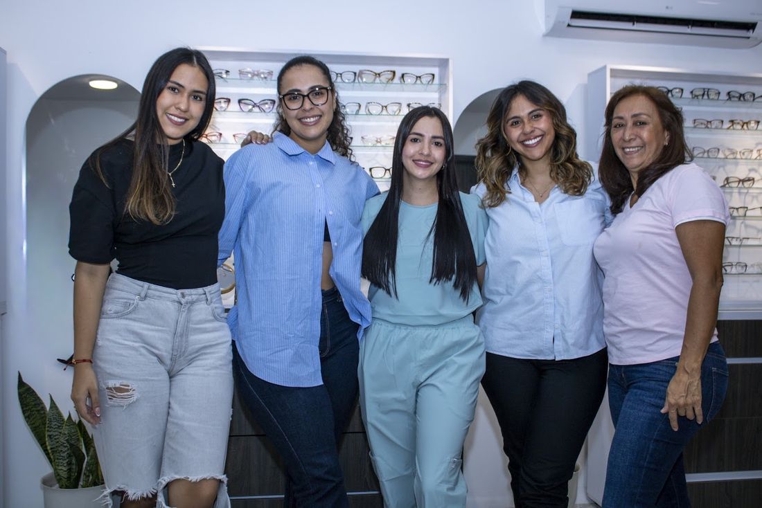 Grupo de personas celebrando junto a la exhibición de monturas