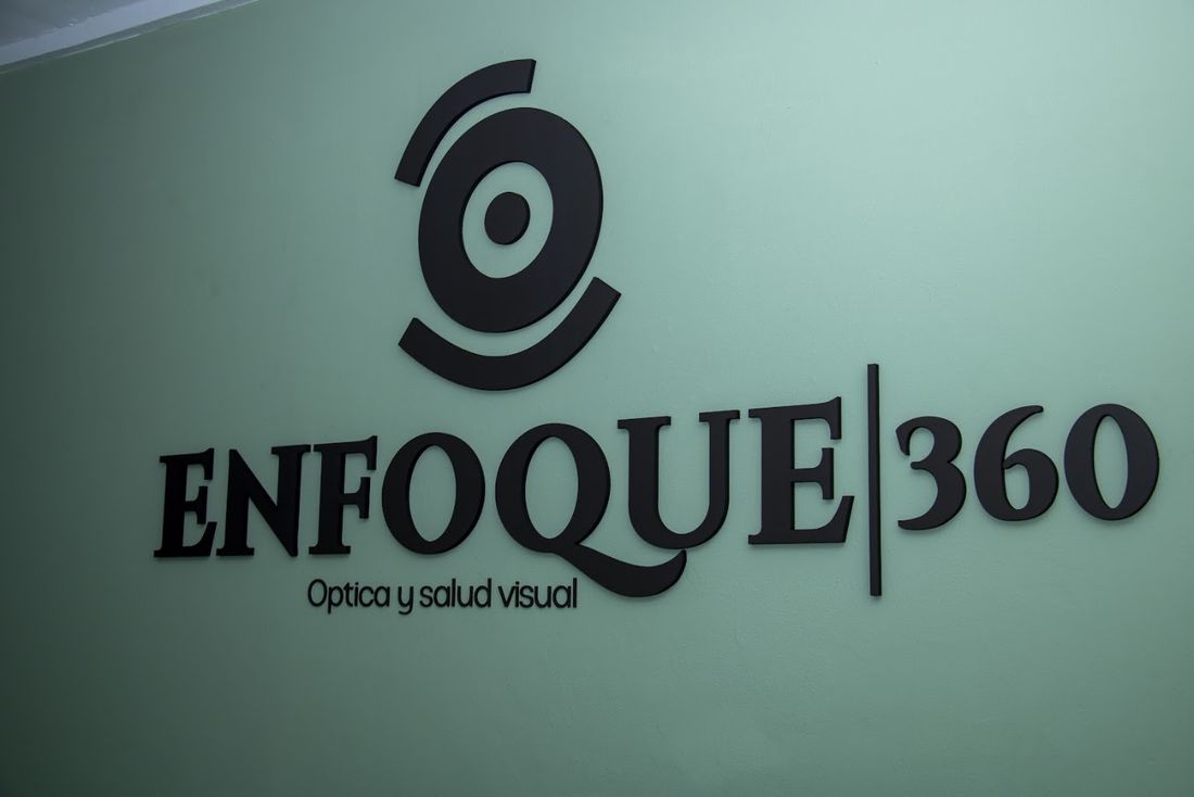 Logo de Enfoque 360 en la pared de la recepción