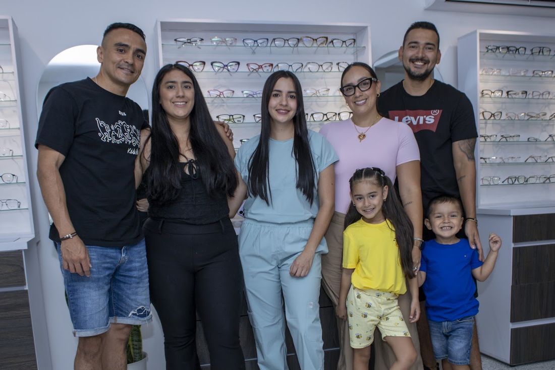 Familias con niños visitando el consultorio