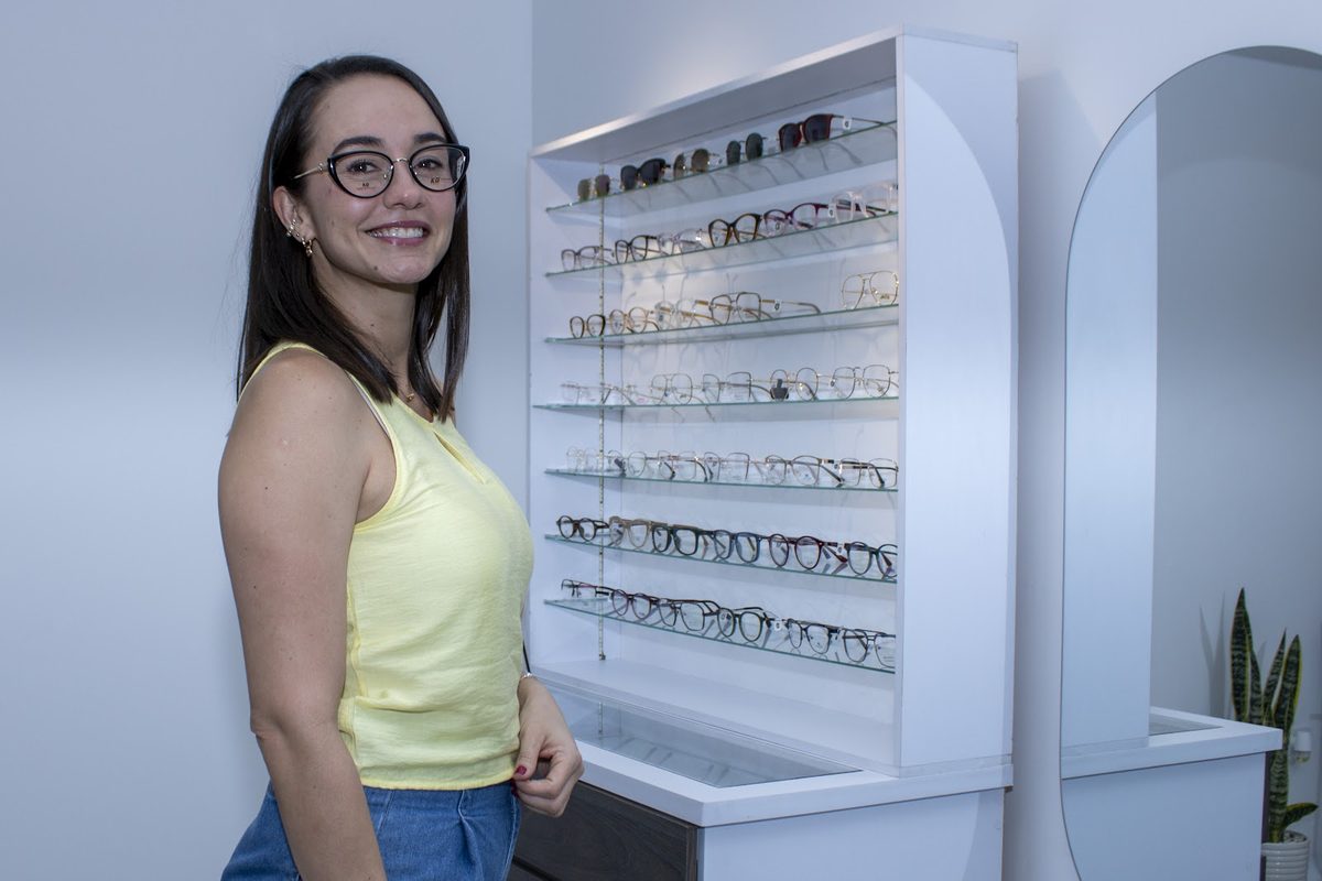 Exhibición de monturas oftálmicas en el consultorio
